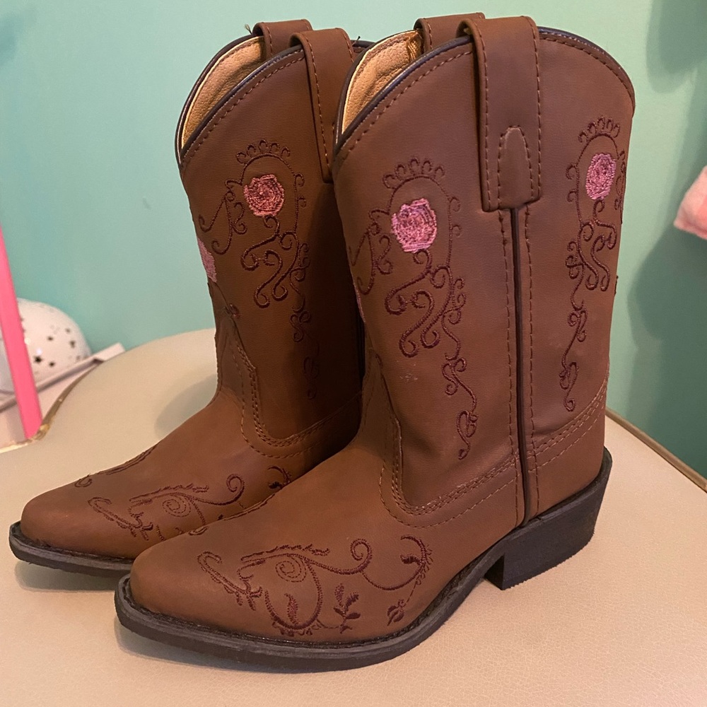 Shyanne girl’s embroidered leather boots. Brand new no tags. Narrow size 12.